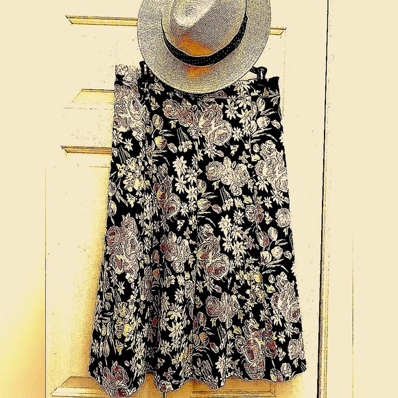 ๐2/$25๐ Chaps floral midi skirt S-M - Picture 2 of 5